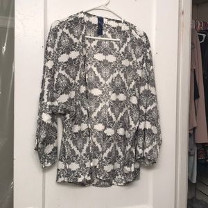 Patterned loose-fitting kimono, black and white